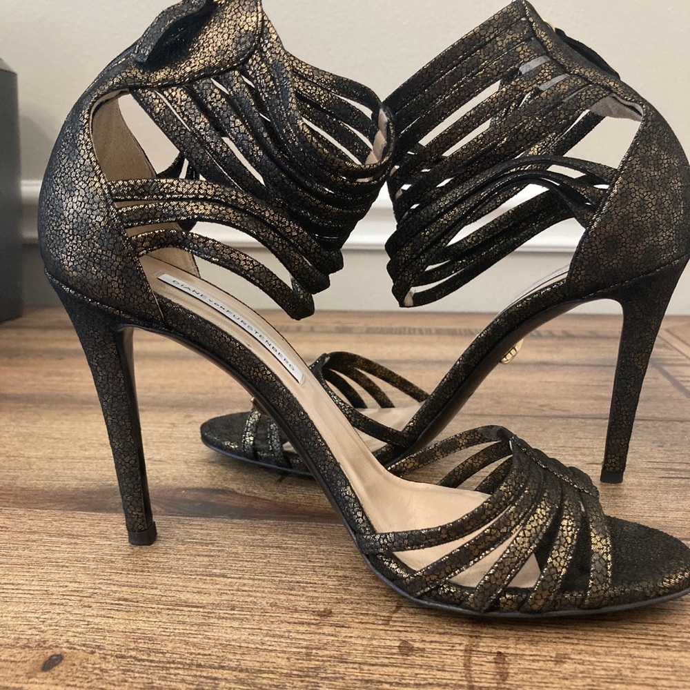 DVF gold metallic shoes . Size 7B